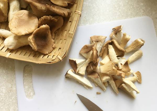 Penne con funghi eryngii e asparagi alla salsa di ostrica