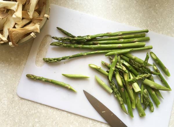 Penne con funghi eryngii e asparagi alla salsa di ostrica