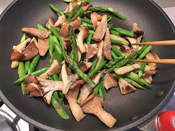 Penne con funghi eryngii e asparagi alla salsa di ostrica