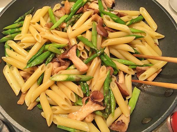 Penne con funghi eryngii e asparagi alla salsa di ostrica