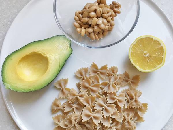 Farfalle con avocado e natto al limone