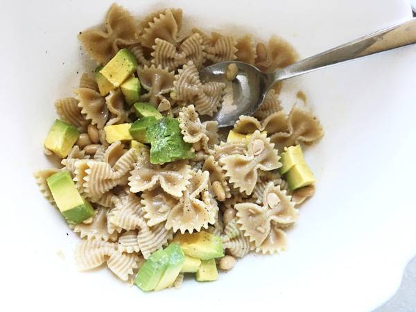 Farfalle con avocado e natto al limone