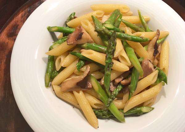 penne-con-funghi-eryngii-asparagi-salsa-di-ostrica