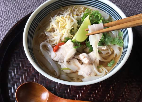 tagliatelle di riso in brodo alla vietnamita