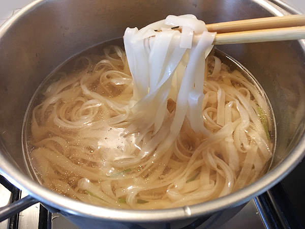 Tagliatelle di riso in brodo alla vietnamita