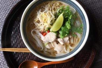 tagliatelle di riso in brodo alla vietnamita