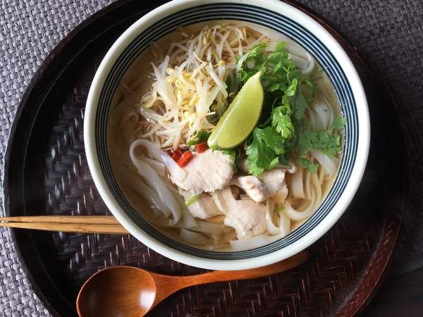 tagliatelle di riso in brodo alla vietnamita