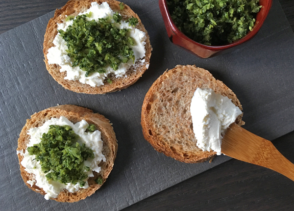 Tartine con foglie di sedano