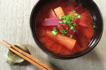 zuppa di miso con rapa rossa