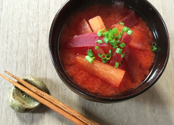 zuppa di miso con rapa rossa