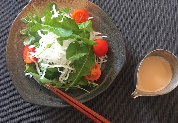 insalata di daikon e rucola alla salsa di sesamo