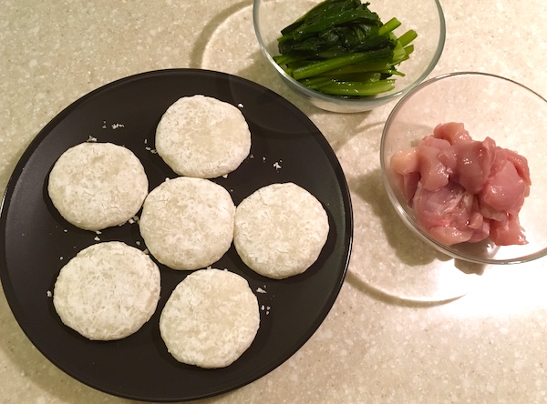 Mochi in brodo con pollo (Zouni)