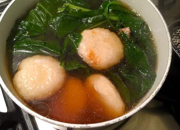 Mochi in brodo con pollo (Zouni)