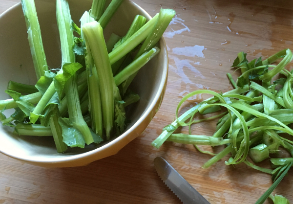 riso con gambi di cime di rapa con fiocchi di salmone