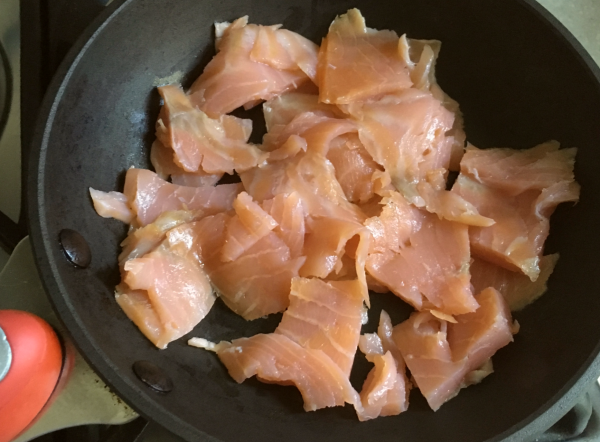 riso con gambi di cime di rapa con fiocchi di salmone