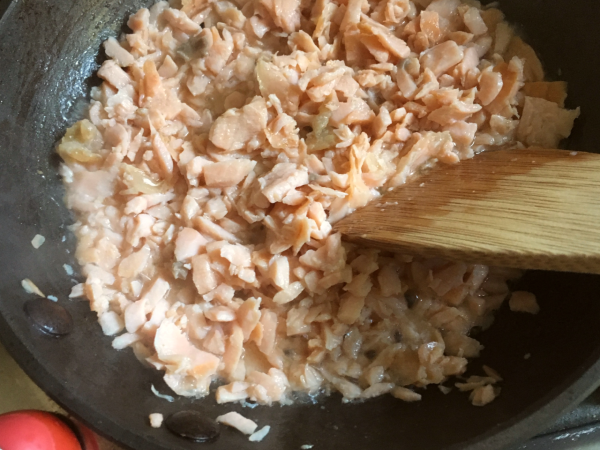 riso con gambi di cime di rapa con fiocchi di salmone