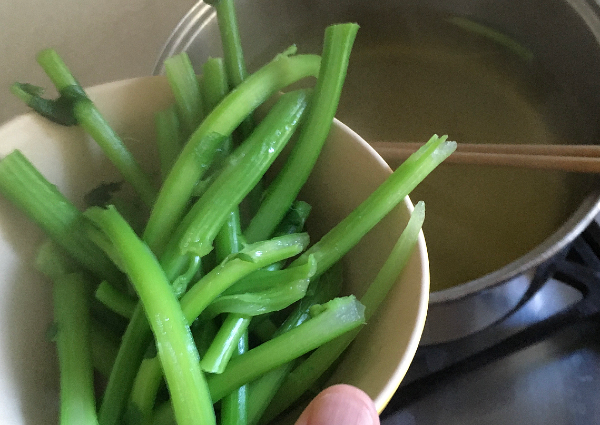 riso con gambi di cime di rapa con fiocchi di salmone