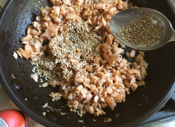 riso con gambi di cime di rapa con fiocchi di salmone