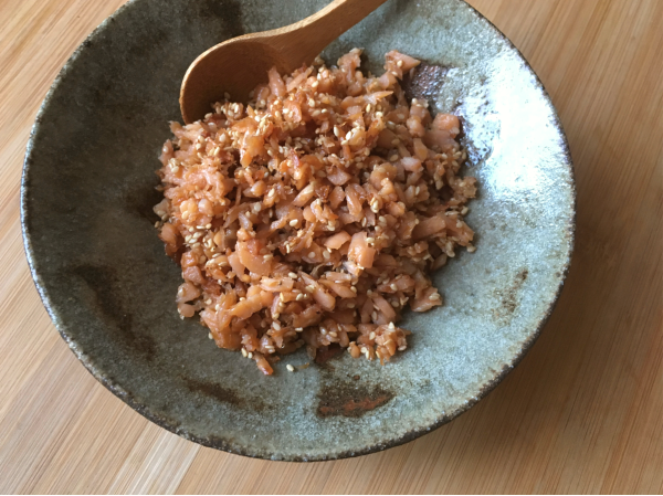 riso con gambi di cime di rapa con fiocchi di salmone