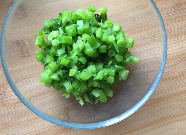 riso con gambi di cime di rapa con fiocchi di salmone