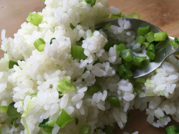 riso con gambi di cime di rapa con fiocchi di salmone