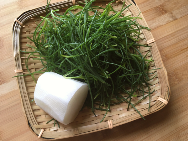 Insalata di agretti e daikon con fiocchi di tonno