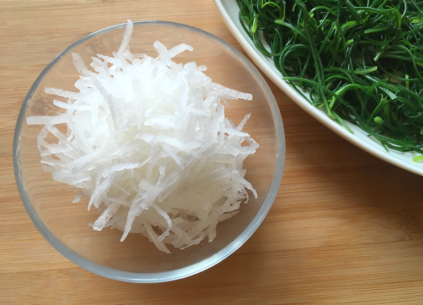 Insalata di agretti e daikon con fiocchi di tonno