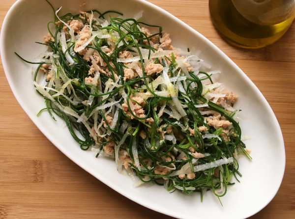 Insalata di agretti e daikon con fiocchi di tonno