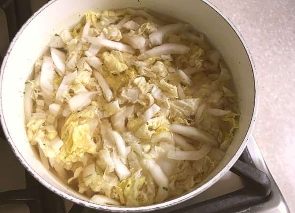 Zuppa di vermicelli con surimi e cavolo cinese