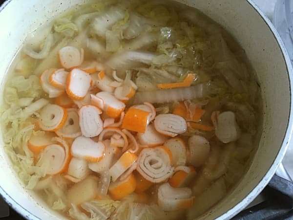 Zuppa di vermicelli con surimi e cavolo cinese