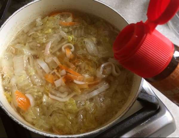 Zuppa di vermicelli con surimi e cavolo cinese