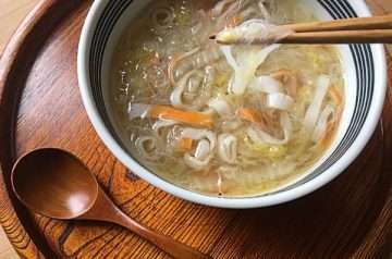 Zuppa di vermicelli con surimi e cavolo cinese