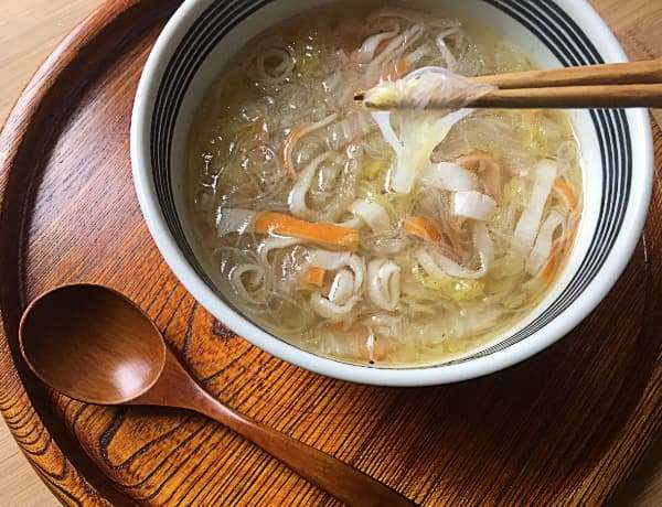 Zuppa di vermicelli con surimi e cavolo cinese