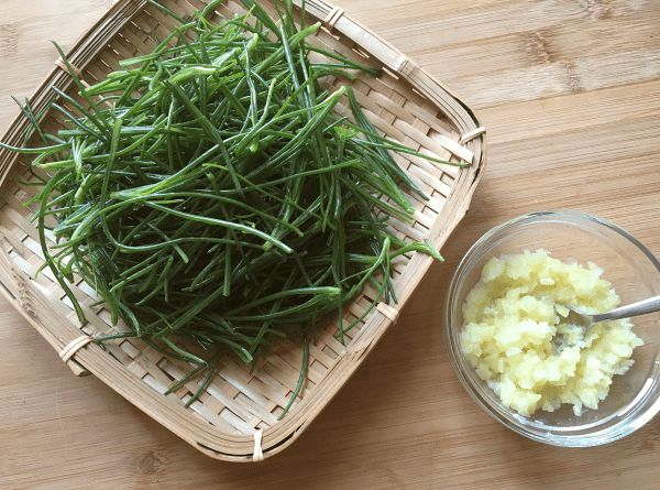 spaghetti con agretti e limone sotto sale