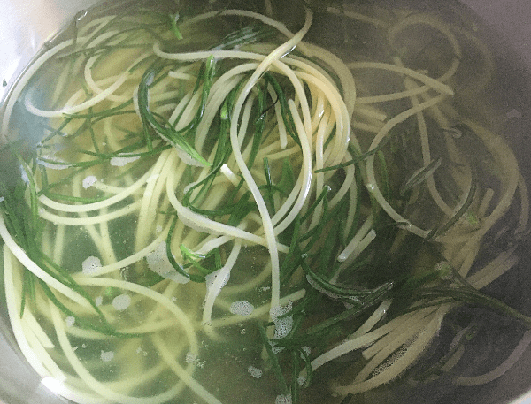 spaghetti con agretti e limone sotto sale