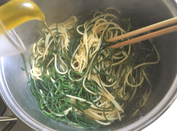 spaghetti con agretti e limone sotto sale