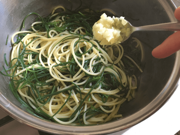 spaghetti con agretti e limone sotto sale