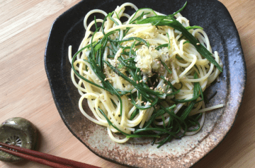 spaghetti con agretti e limone sotto sale