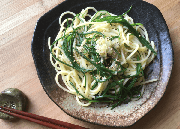 spaghetti con agretti e limone sotto sale