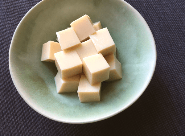 tofu di ceci tagliati a cubetti