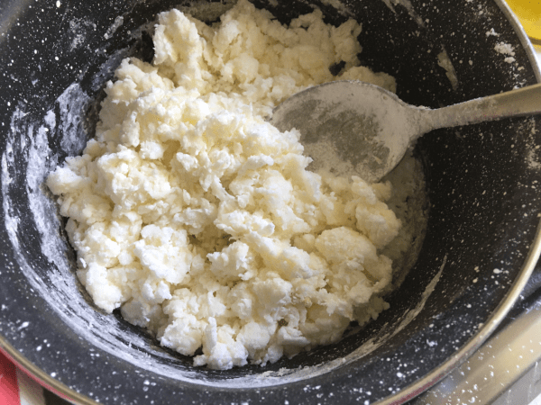 Pane al formaggio con semi di sesamo nero