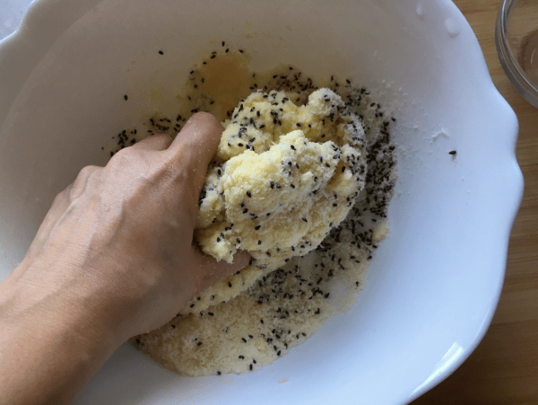 Pane al formaggio con semi di sesamo nero