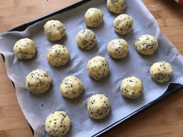 Pane al formaggio con semi di sesamo nero