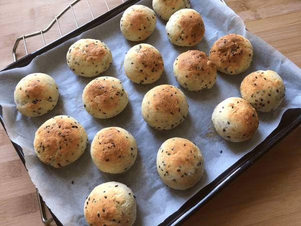 Pane al formaggio con semi di sesamo nero