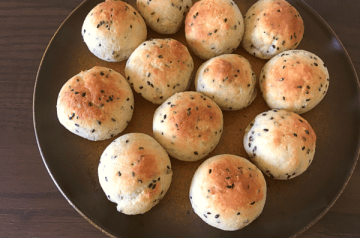 pane al formaggio con semi di sesamo nero