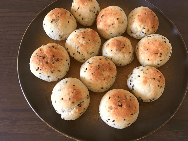 pane al formaggio con semi di sesamo nero