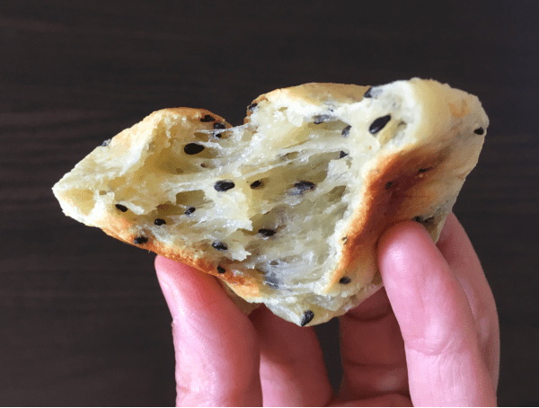 Pane al formaggio con semi di sesamo nero