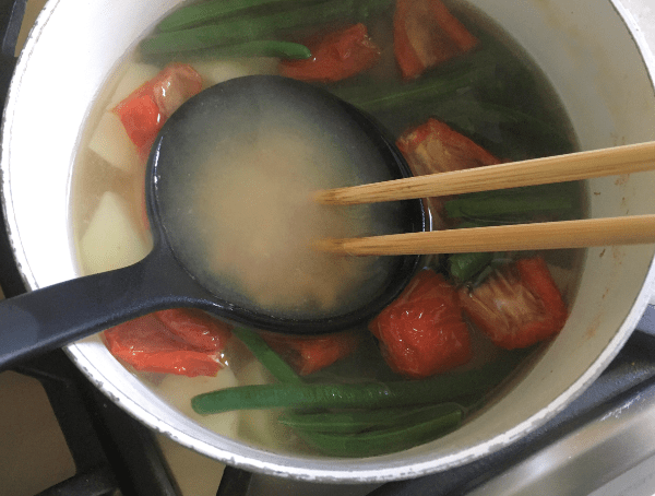 Zuppa di miso con pomodori secchi