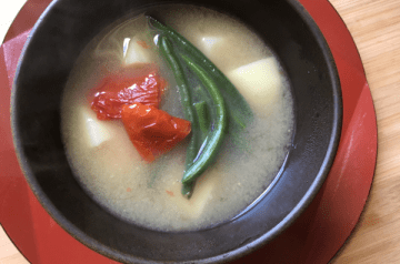 Zuppa di miso con pomodori secchi