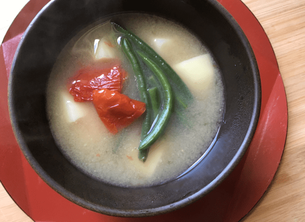 Zuppa di miso con pomodori secchi